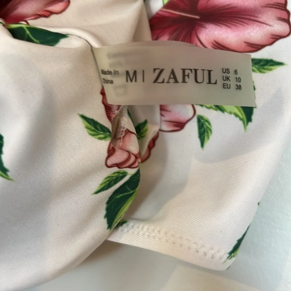 🚨 BUNDLE 5 FOR $20 🚨 Zaful Floral Scrunch Tie Padded Bathingsuit Top 💕